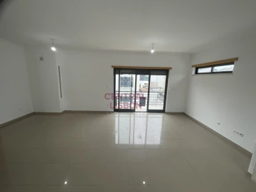 Moradia T5 para Venda em Laranjeiro e Feijó