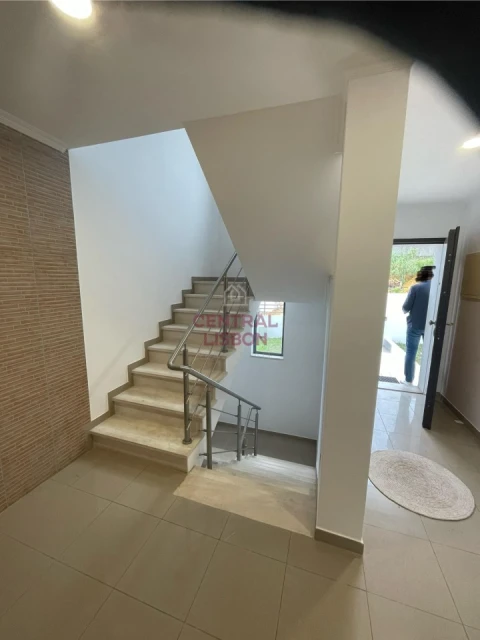 Moradia T5 para Venda em Laranjeiro e Feijó