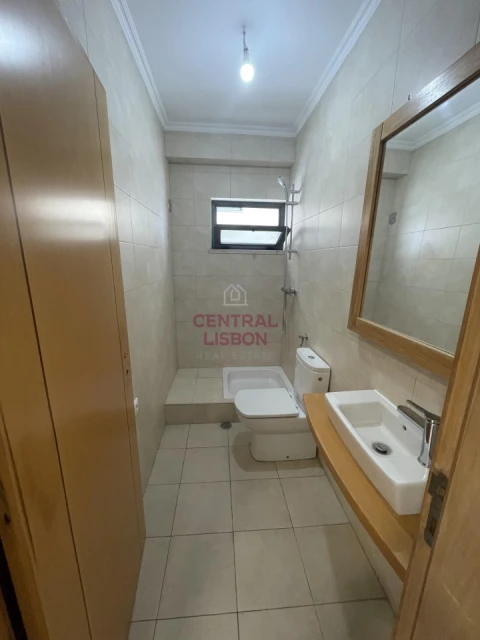 Moradia T5 para Venda em Laranjeiro e Feijó