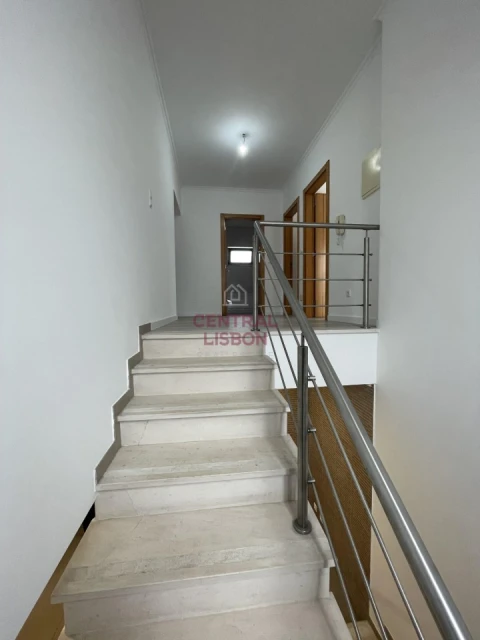 Moradia T5 para Venda em Laranjeiro e Feijó