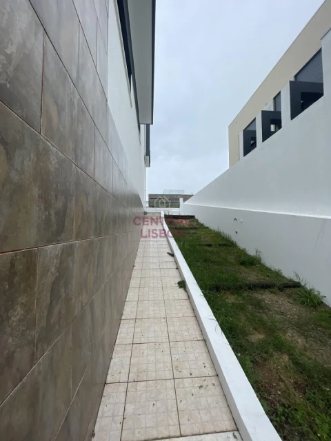 Moradia T5 para Venda em Laranjeiro e Feijó