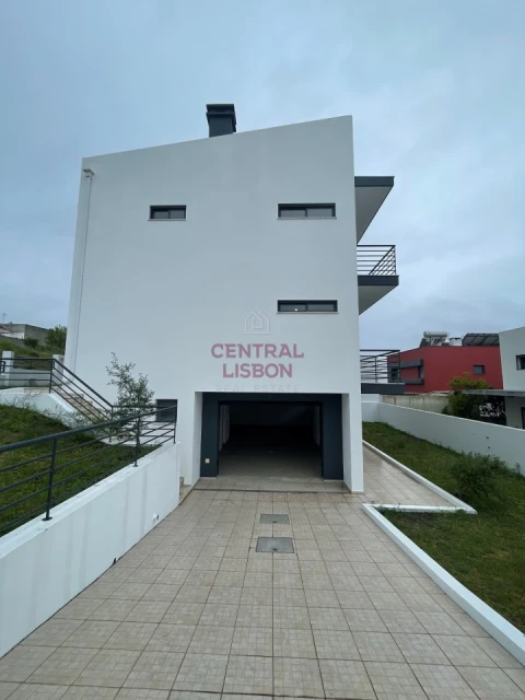 Moradia T5 para Venda em Laranjeiro e Feijó