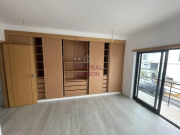 Moradia T5 para Venda em Laranjeiro e Feijó