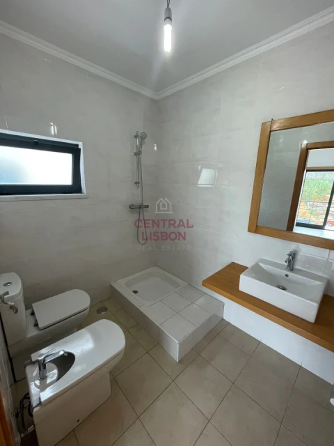 Moradia T5 para Venda em Laranjeiro e Feijó