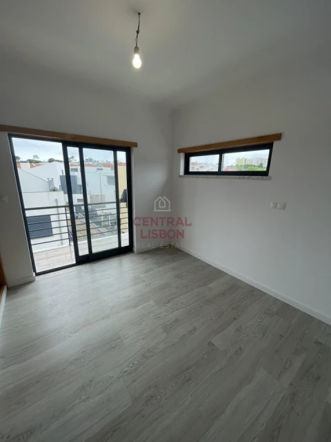 Moradia T5 para Venda em Laranjeiro e Feijó