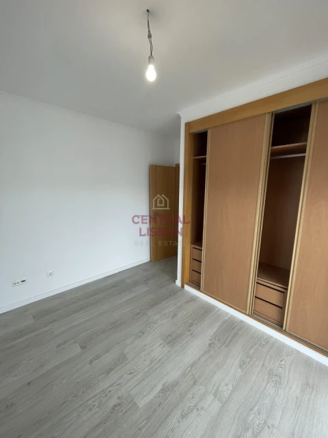 Moradia T5 para Venda em Laranjeiro e Feijó