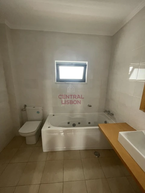 Moradia T5 para Venda em Laranjeiro e Feijó