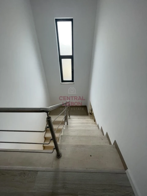 Moradia T5 para Venda em Laranjeiro e Feijó