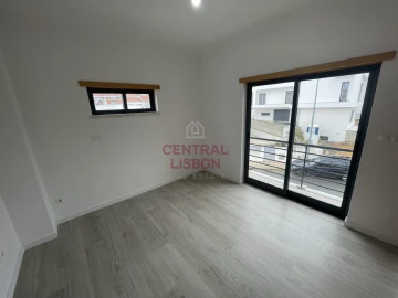 Moradia T5 para Venda em Laranjeiro e Feijó