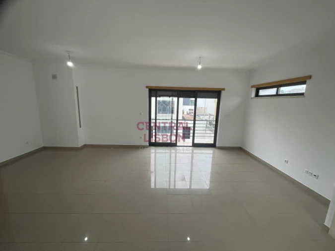 Moradia T5 para Venda em Laranjeiro e Feijó Foto 2