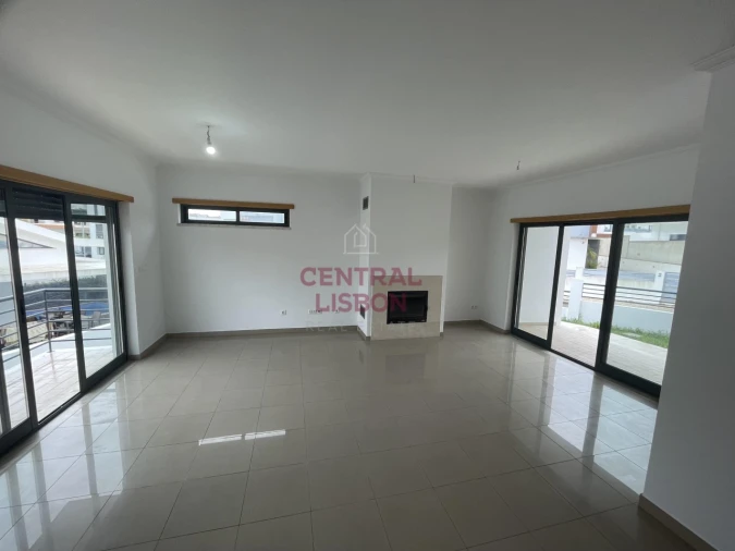 Moradia T5 para Venda em Laranjeiro e Feijó Foto 3