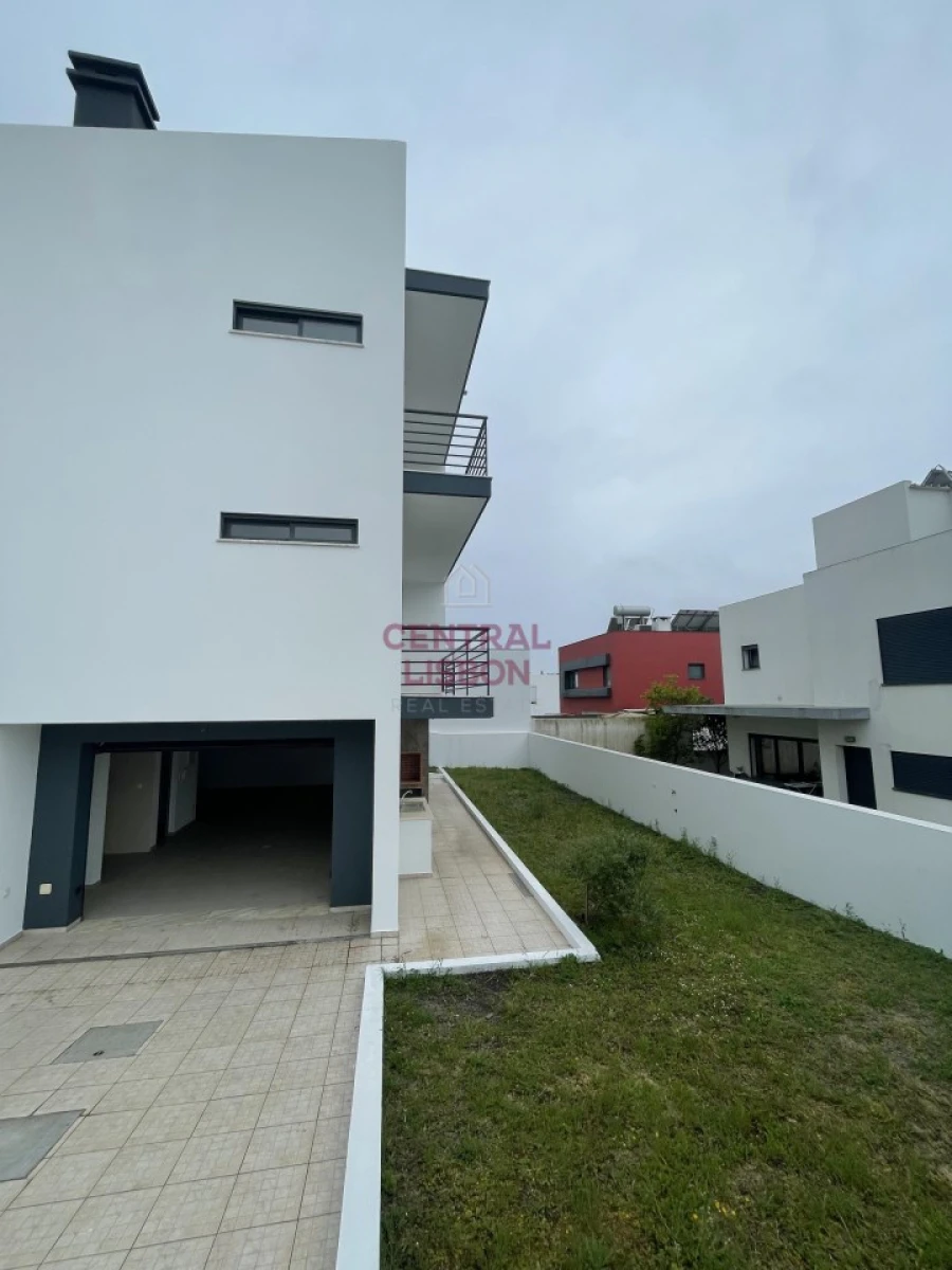 Moradia T5 para Venda em Laranjeiro e Feijó Foto 32