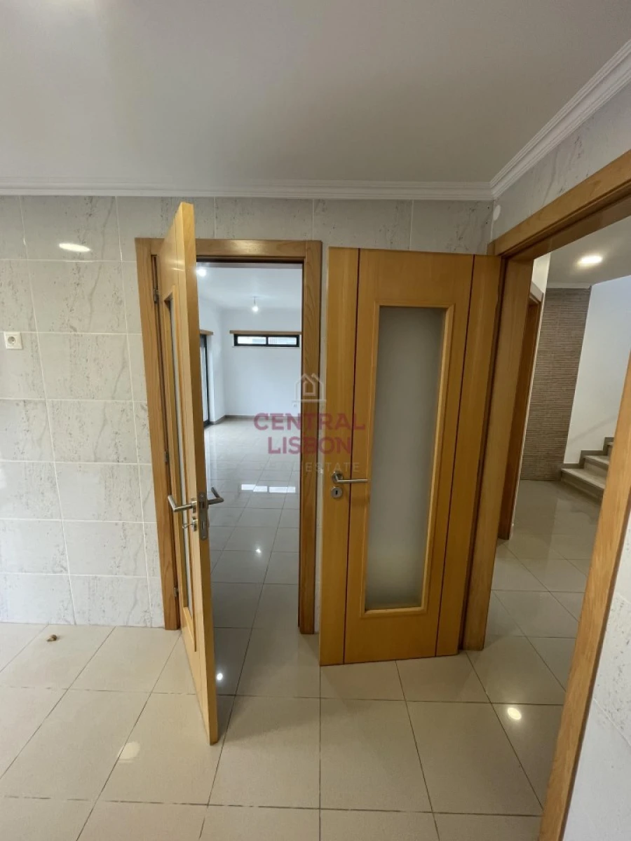 Moradia T5 para Venda em Laranjeiro e Feijó Foto 23