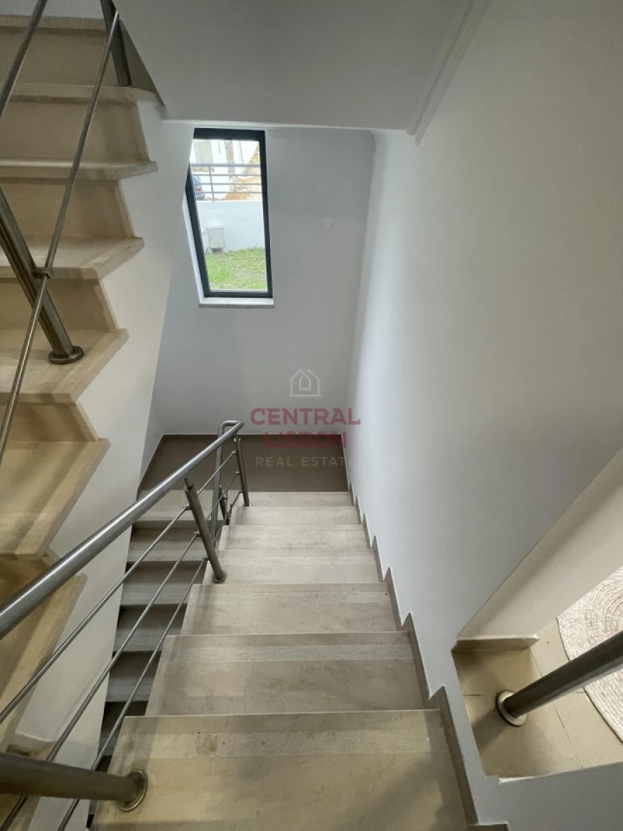 Moradia T5 para Venda em Laranjeiro e Feijó Foto 24