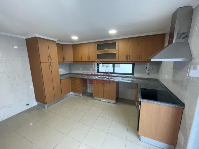 Moradia T5 para Venda em Laranjeiro e Feijó Foto 8