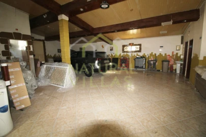 Armazém para Venda em Santa Barbara de Nexe