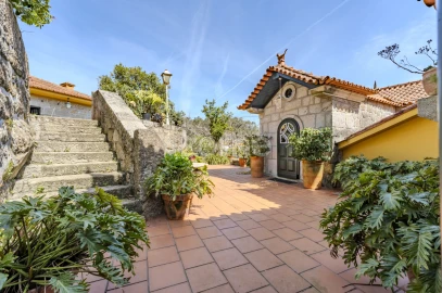 Moradia T5 para Venda em Palmeira de Faro e Curvos