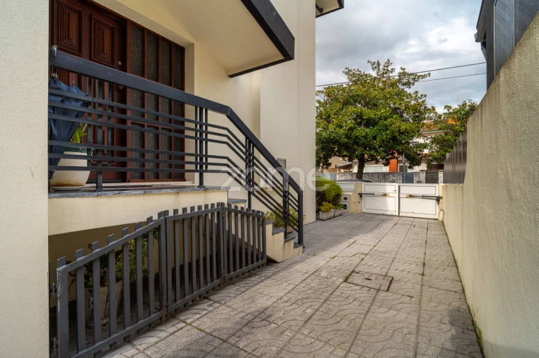 Moradia T4 para Venda em Vila Nova da Telha Foto 3