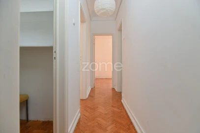 Apartamento T2 para Arrendamento em Campolide