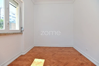 Apartamento T2 para Arrendamento em Campolide