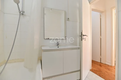 Apartamento T2 para Arrendamento em Campolide