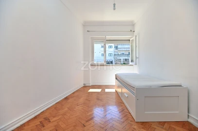 Apartamento T2 para Arrendamento em Campolide