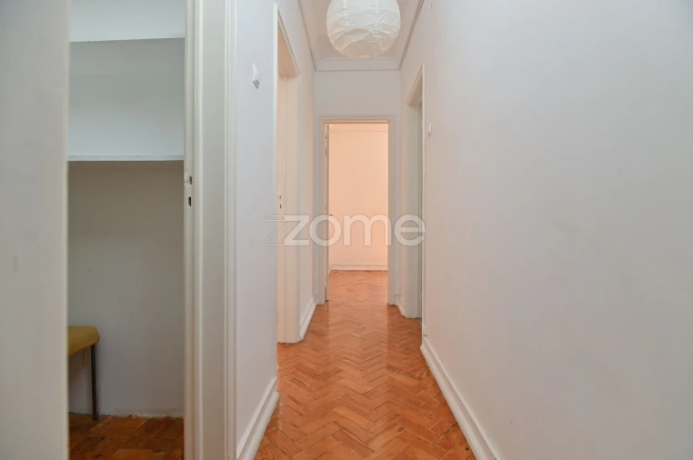 Apartamento T2 para Arrendamento em Campolide Foto 7