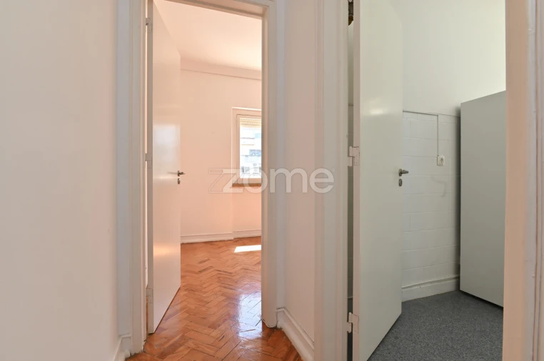 Apartamento T2 para Arrendamento em Campolide Foto 21