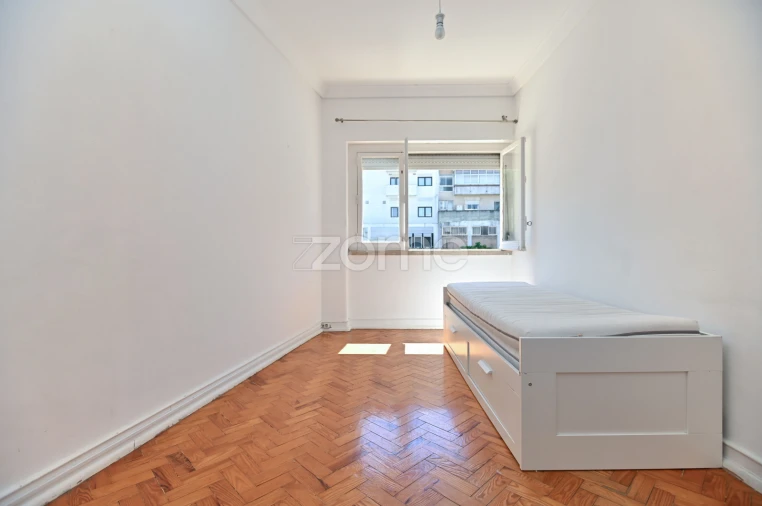 Apartamento T2 para Arrendamento em Campolide Foto 9