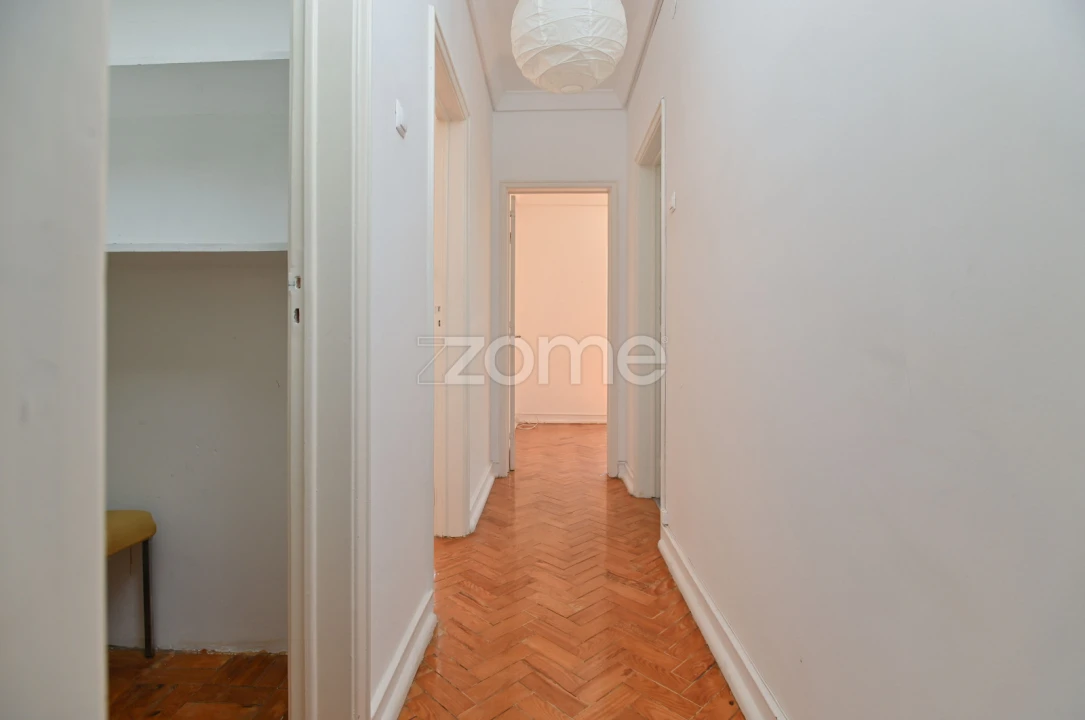 Apartamento T2 para Arrendamento em Campolide Foto 7