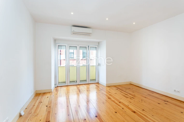 Apartamento T2 para Venda em Santo António Foto 15