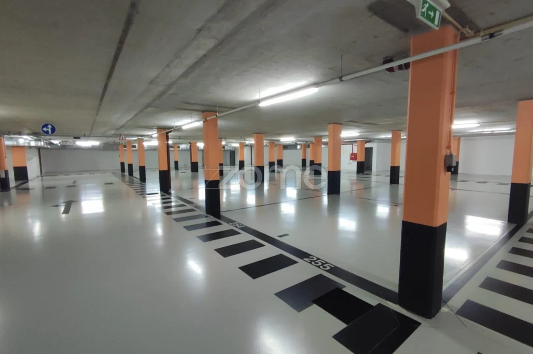 Garagem para Venda em Lagos (São Sebastião e Santa Maria) Foto 9