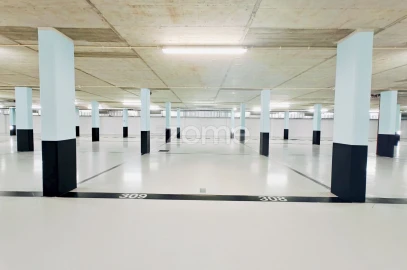 Garagem para Venda em Lagos (São Sebastião e Santa Maria)