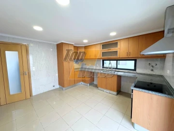 Moradia T5 para Venda em Laranjeiro e Feijó