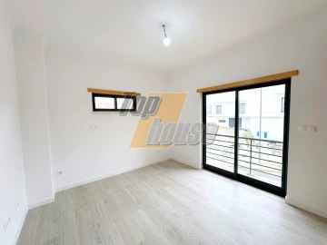Moradia T5 para Venda em Laranjeiro e Feijó