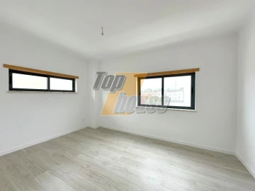 Moradia T5 para Venda em Laranjeiro e Feijó