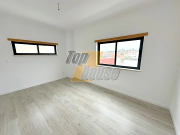 Moradia T5 para Venda em Laranjeiro e Feijó
