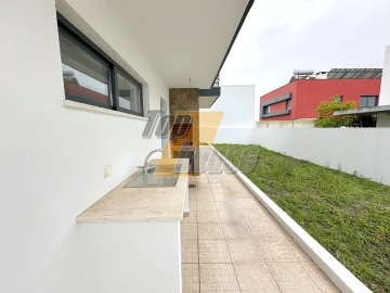 Moradia T5 para Venda em Laranjeiro e Feijó