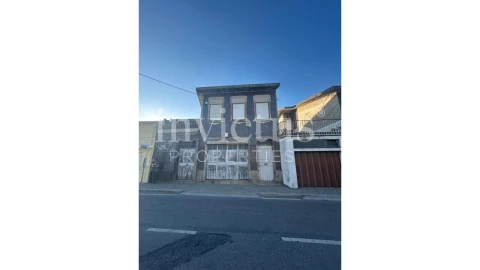 Prédio para Venda em Milheiros