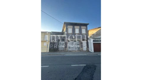 Prédio para Venda em Milheiros