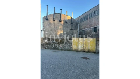 Prédio para Venda em Milheiros