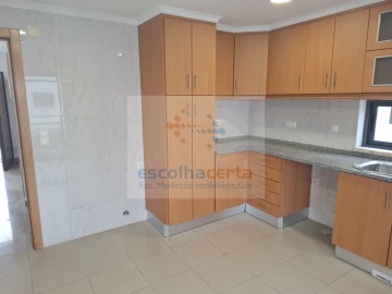 Moradia T5 para Venda em Laranjeiro e Feijó