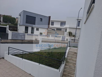 Moradia T5 para Venda em Laranjeiro e Feijó