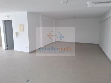 Moradia T5 para Venda em Laranjeiro e Feijó