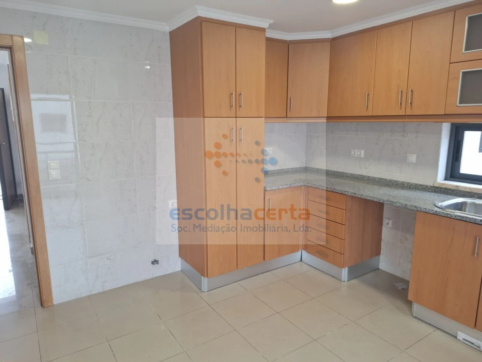 Moradia T5 para Venda em Laranjeiro e Feijó Foto 2