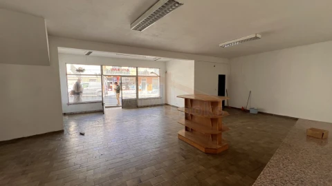 Loja para Arrendamento em Atouguia da Baleia