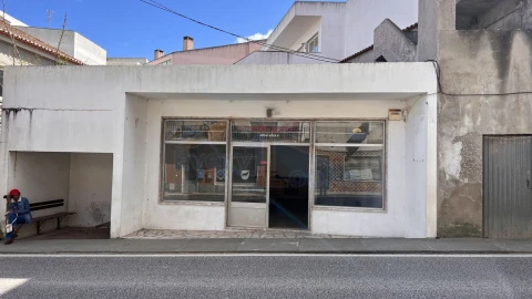 Loja para Arrendamento em Atouguia da Baleia