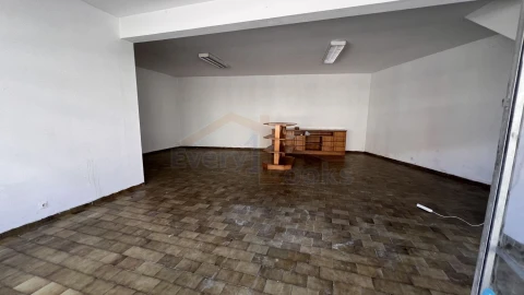 Loja para Arrendamento em Atouguia da Baleia