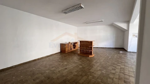 Loja para Arrendamento em Atouguia da Baleia