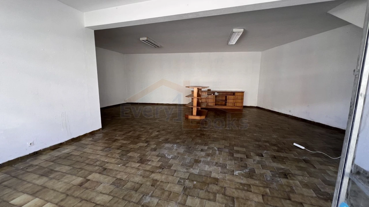 Loja para Arrendamento em Atouguia da Baleia Foto 7